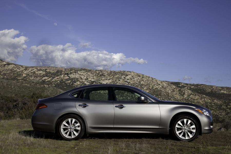  Infiniti M56 S 2010 года  (фото 27 из 34)